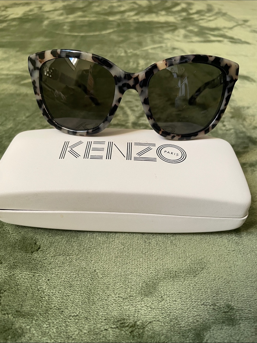 Authentic Kenzo Women’s Tortoiseshell Cat-Eye Sunglasses - BlackLenses